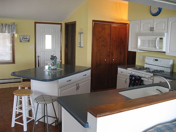 5th image of 165 Bedford Dr