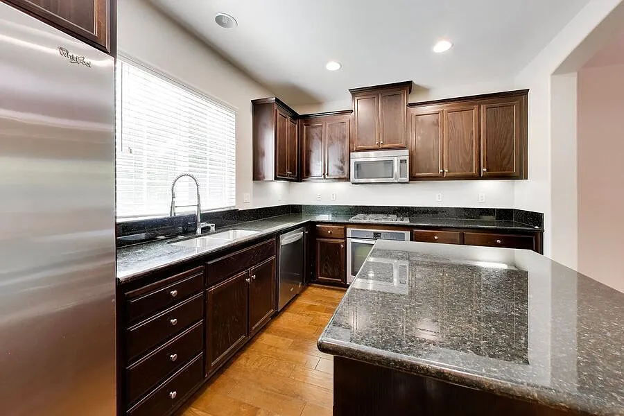 Spacious 3 Bed Townhouse in Mountain View! — Photo 4