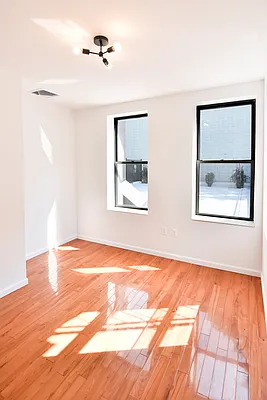 Rented by The Agency | media 21