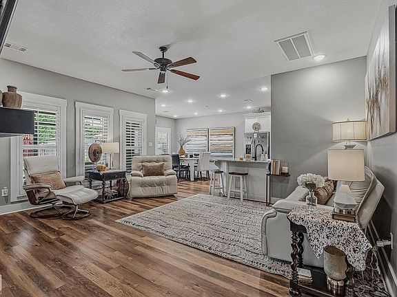 5th image of 915 Sandra Ln