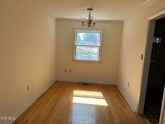 3rd image of 240 Jefferson Cir APT 2