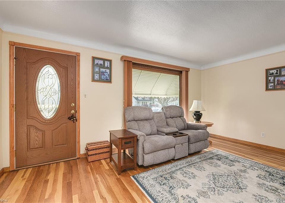 1st image of 9206 Pinegrove Ave