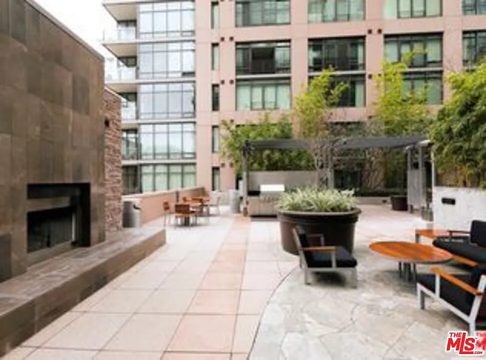 1 bed, 1.0 bath, 930 sqft, $3,050 — Photo 2