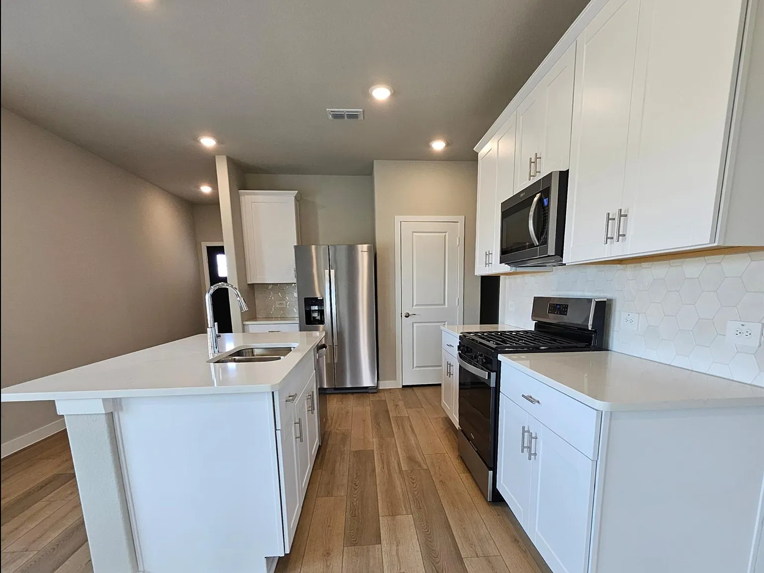 4 bed, 1605 sqft, $2,350 — Photo 2