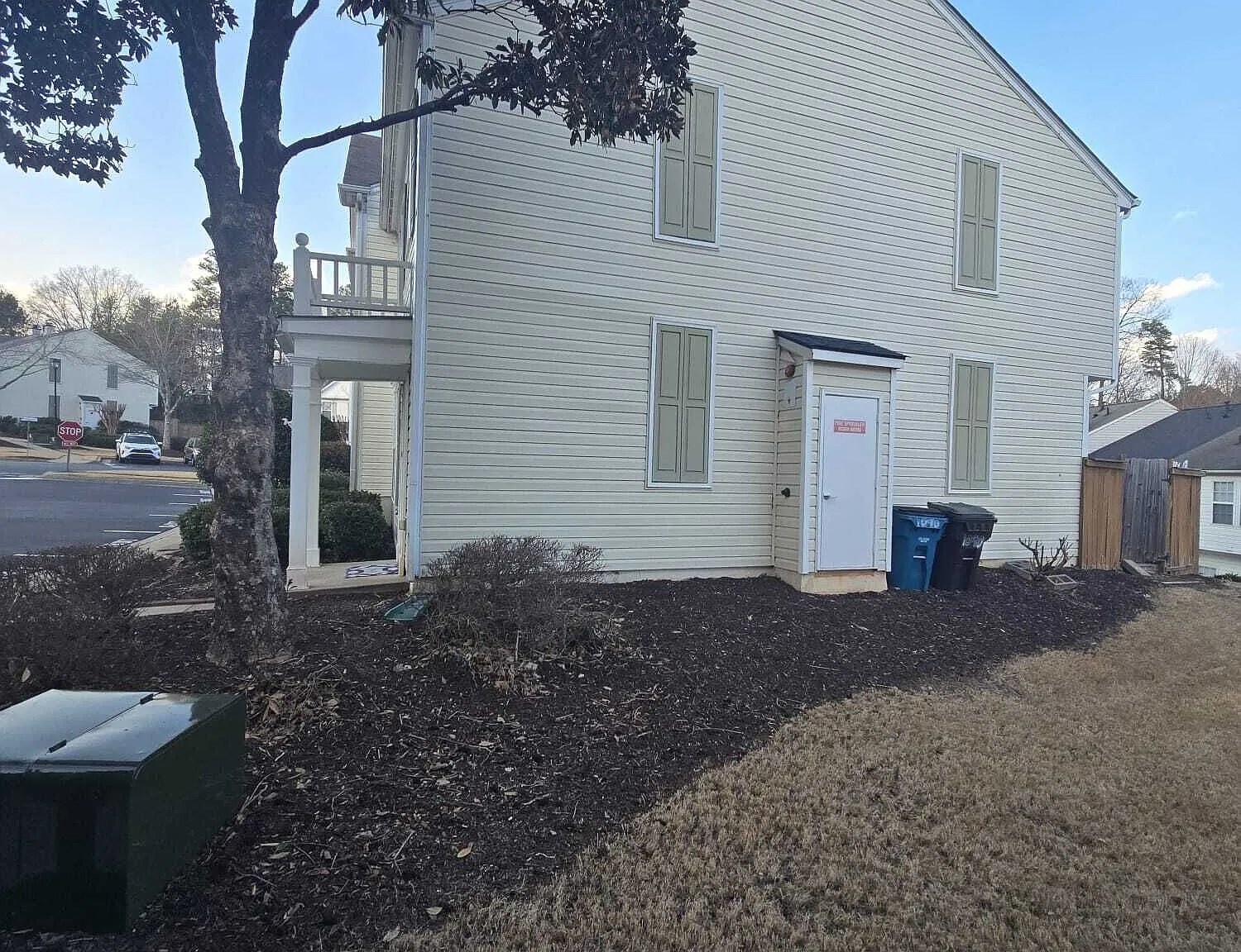 3 bed, 2.5 bath, 1370 sqft, $2,300 — Photo 2