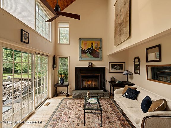 3rd image of 20 Hawksview Road