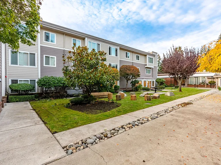 Crossroads Garden Apartments — Photo 10