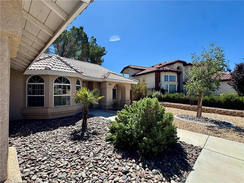 3 bed, 1885 sqft, $3,000 — Photo 2