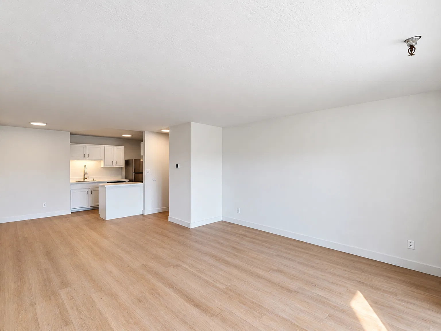 Spacious 3BR/2BA in Noe Valley | In-Unit Laundry | Pet Friendly! — Photo 2