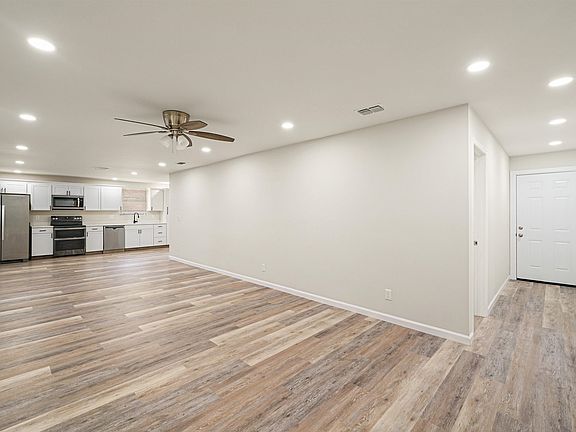 3rd image of 8524 Lincrest Dr W
