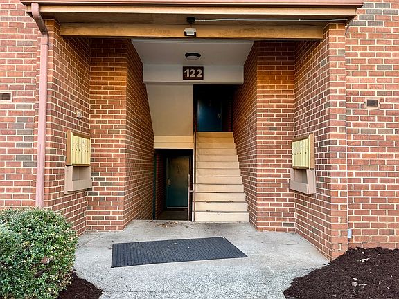 3rd image of 122 Turtle Creek Rd APT 9