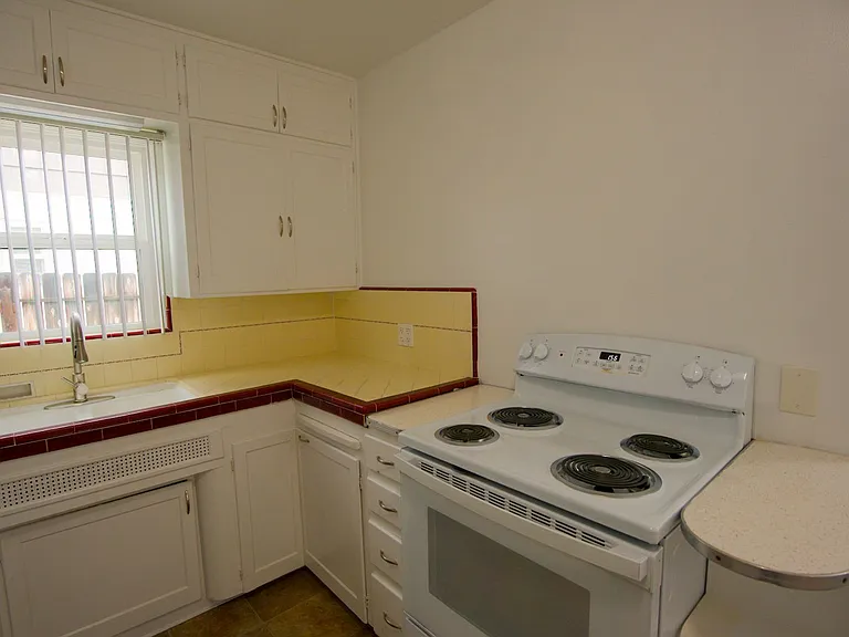 170-170 1/2 Garret Avenue — Photo 7