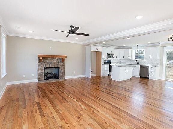 3rd image of 35 Brookmore Trl NW