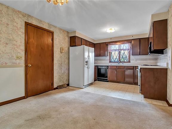5th image of 276 Belmont Ct W