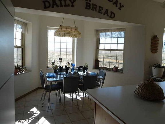 Eat in Kitchen
						:
						Set here an watch wildlife through large windows.