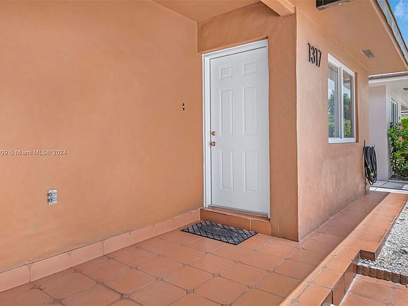 4th image of 1317 W 42nd Pl