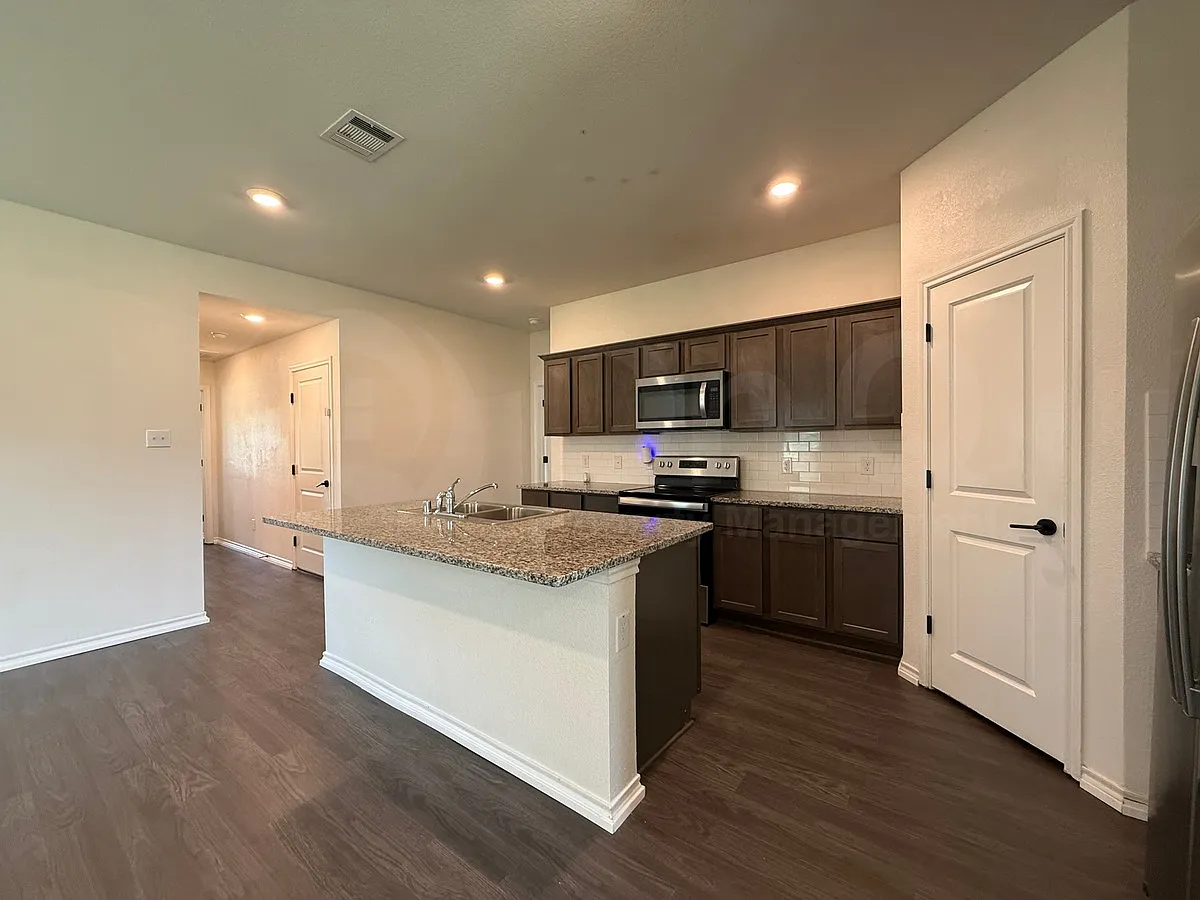 3 bed, 2.0 bath, 1531 sqft, $2,050 — Photo 4