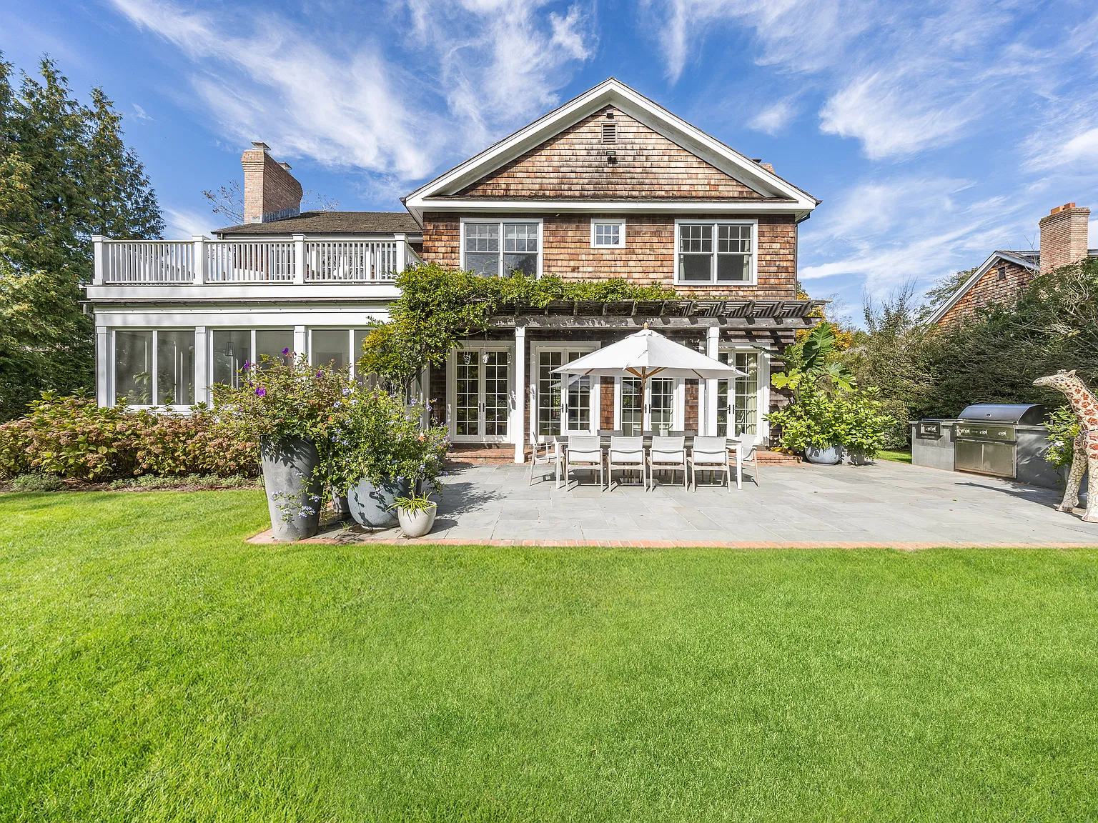 Long Flag Lot in East Hampton Village — Photo 2