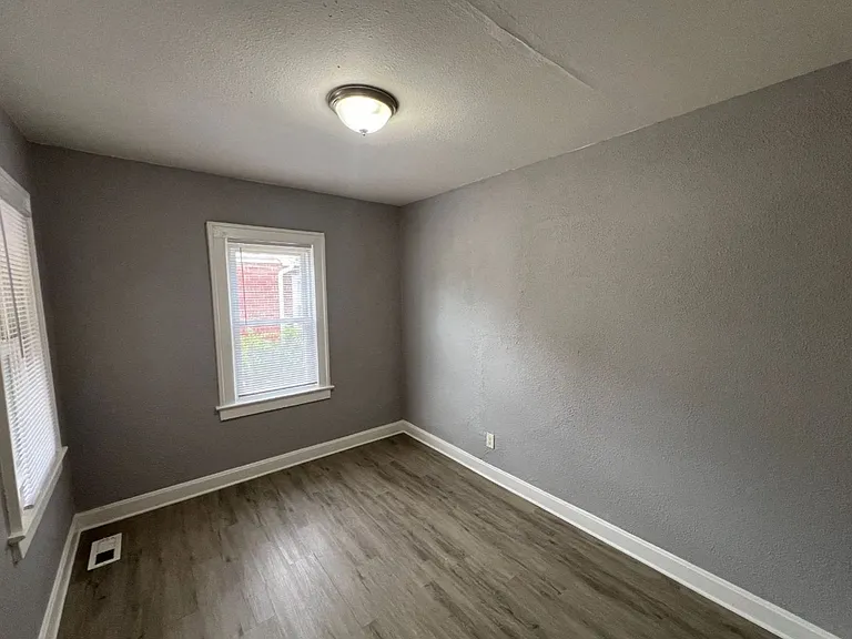 512 W Walnut St — Photo 8