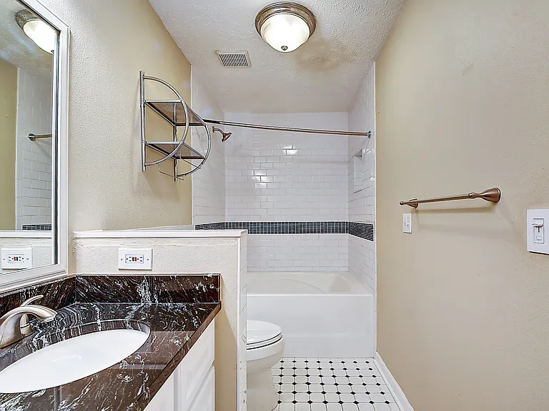 311 E Saint Clair St — Photo 16