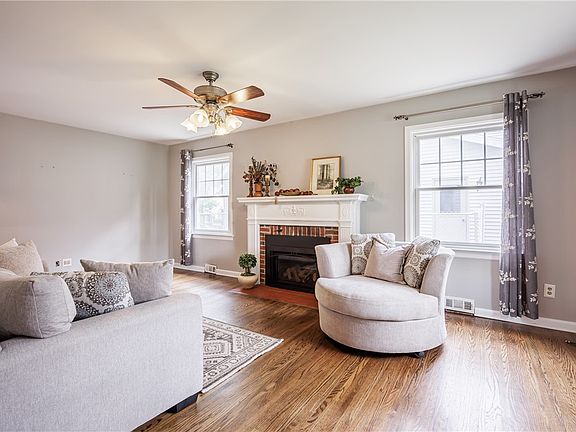 5th image of 218 Somershire Dr