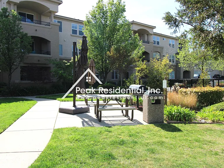 300 Moon Cir #333 — Photo 5
