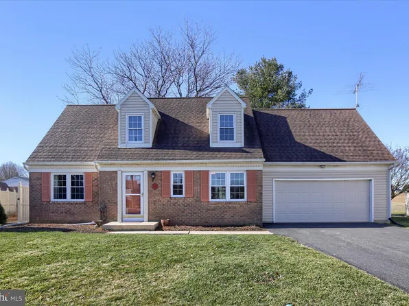 311 Redwood Ln, New Holland, PA 17557