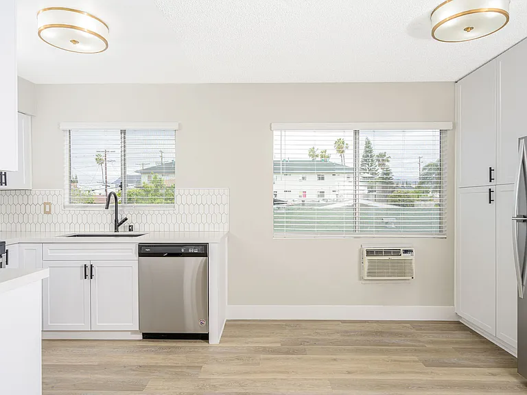 535 N Hobart Blvd — Photo 1