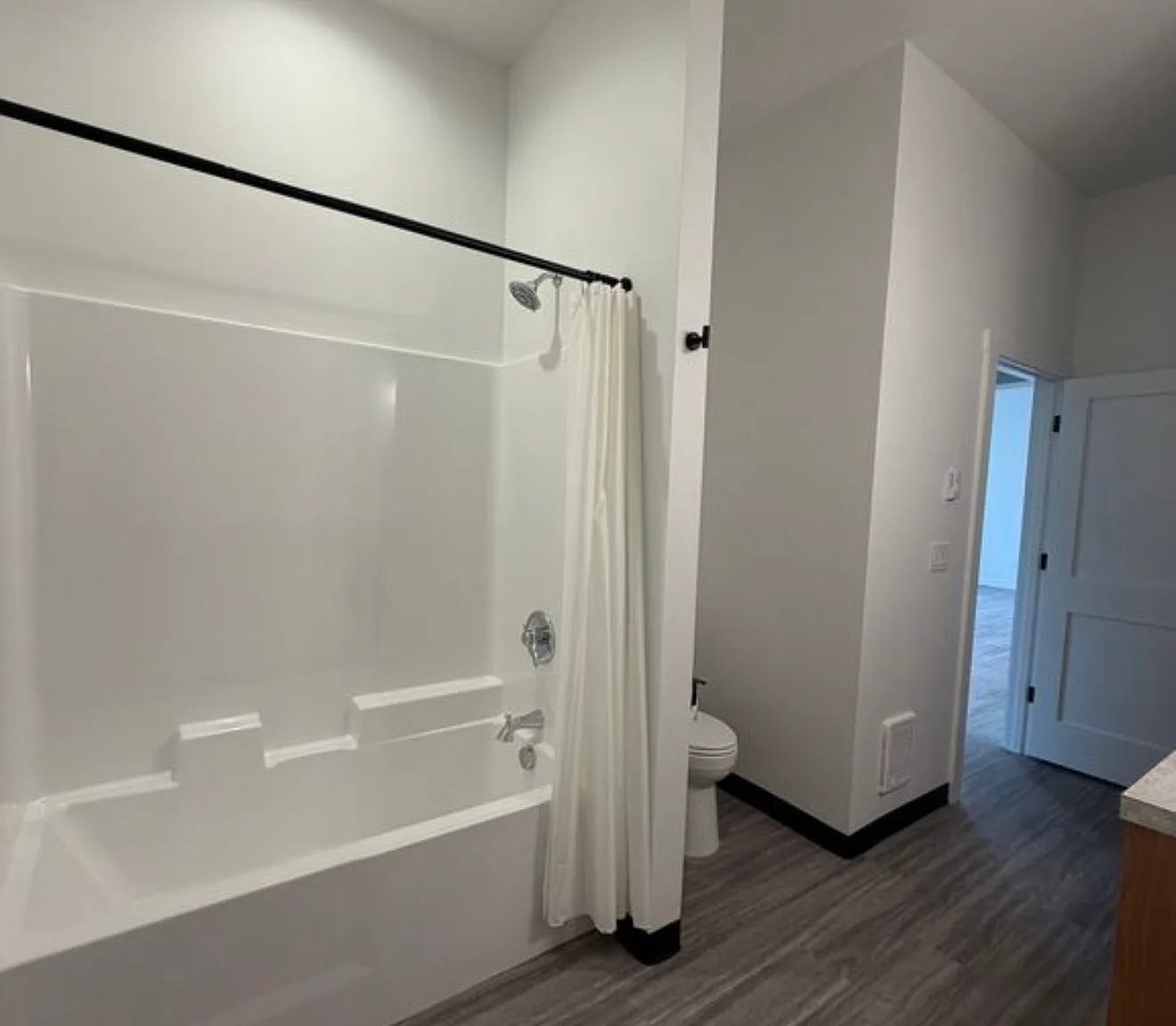 1 bed, 700 sqft, $1,300 — Photo 1