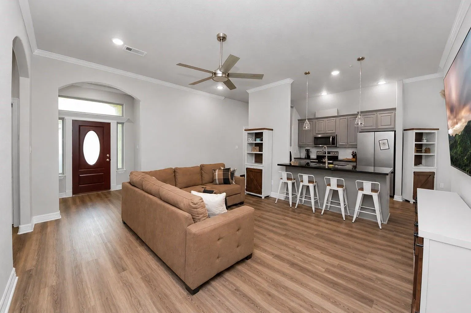 3 bed, 2.0 bath, 1712 sqft, $2,200 — Photo 3