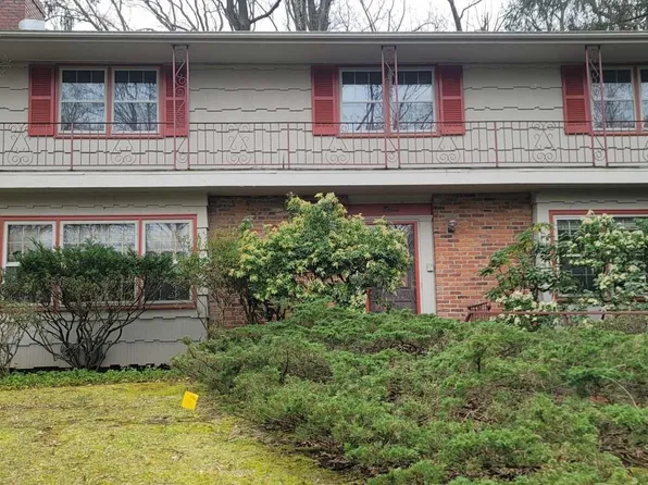 11 Stonefence Rd, Allendale, NJ 07401