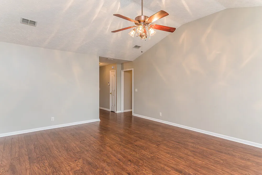 3 bed, 2.0 bath, 1361 sqft, $2,125 — Photo 3