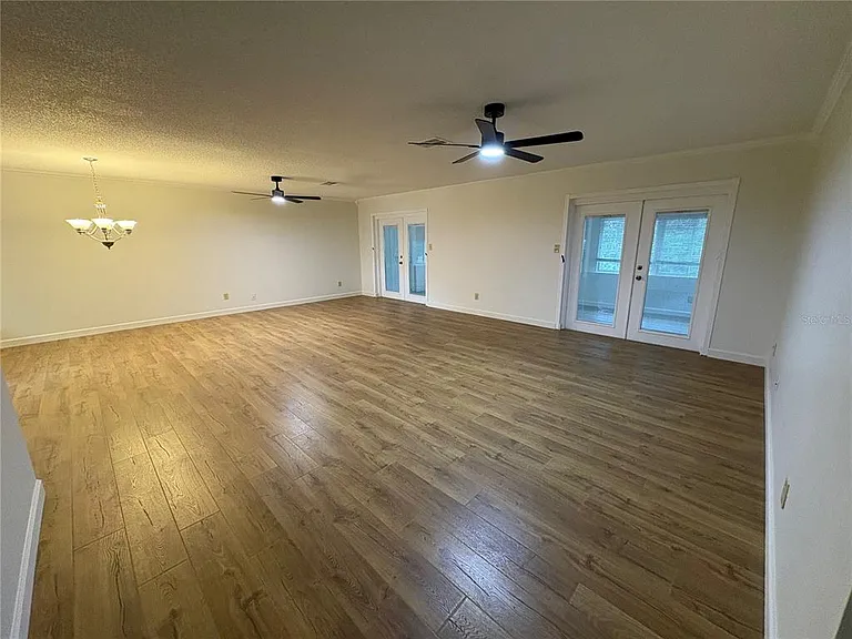 4824 Gallant Ln — Photo 2