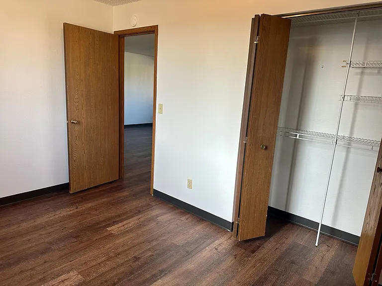 2 Bedroom 1 Bathroom Apartments — Photo 13