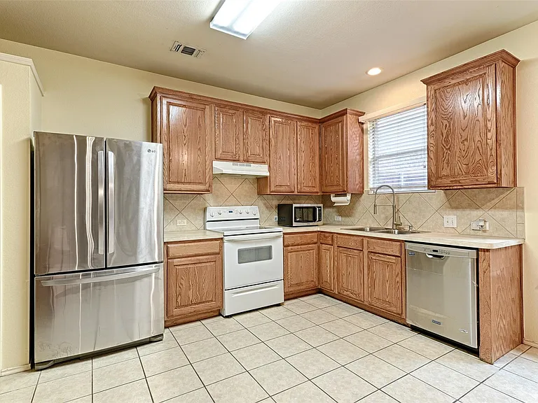 3912 Releigh Ct — Photo 5