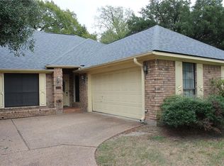 9215 Shadowcrest Dr, College Station, TX 77845