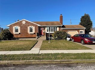 123 Deauville Pkwy, Lindenhurst, NY 11757