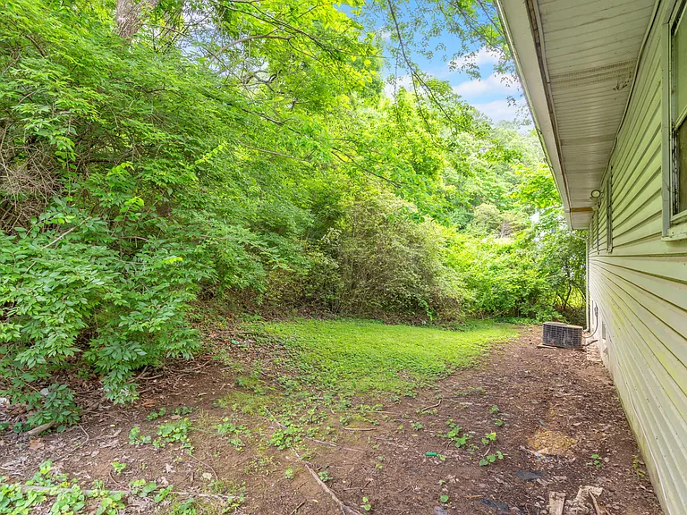 841 Farragut Ave — Photo 21