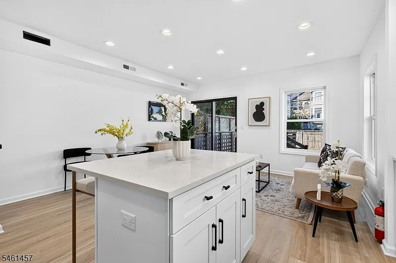 2 bed, 2.0 bath, $2,900 — Photo 3
