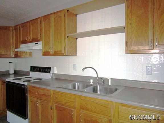 5th image of 407 Heather Cir