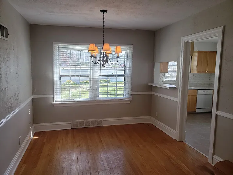 556 S Clay Ave — Photo 3