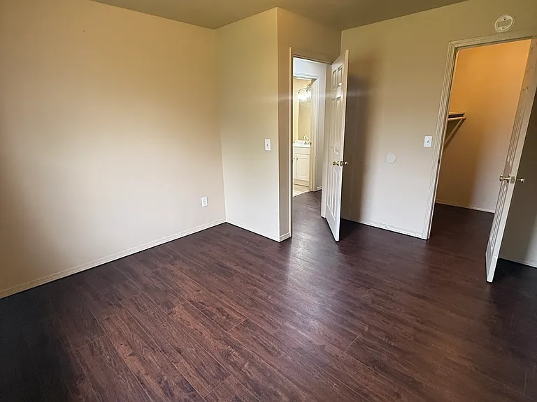 704 E Eastview Dr — Photo 7