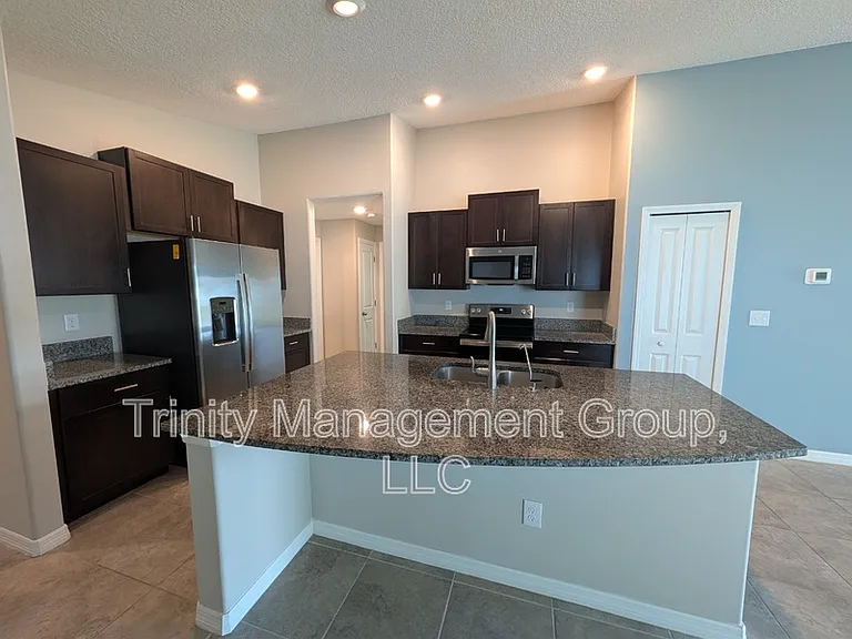 367 Argyll Dr — Photo 16