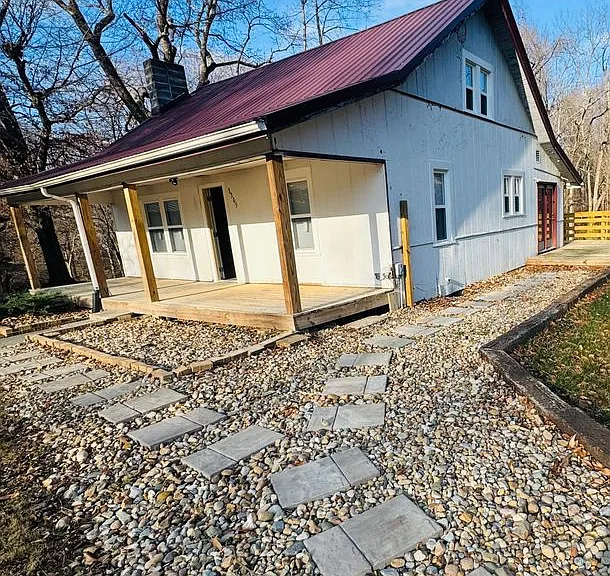 3305 N Russell Rd — Photo 2