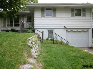 8221 Hillside Dr, Omaha, NE 68114