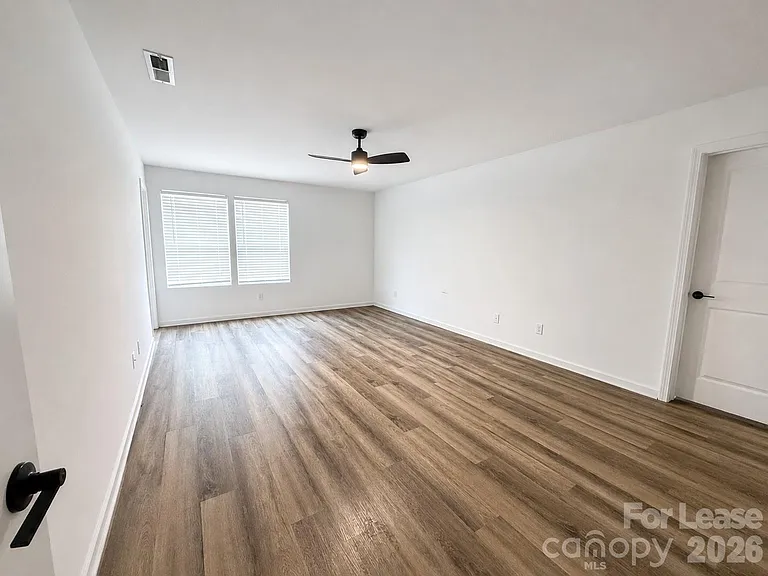 3220 Capitol Dr — Photo 11
