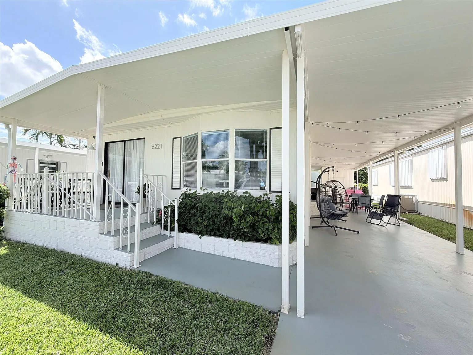 3 bed, 2.0 bath, 1084 sqft, $2,700 — Photo 1