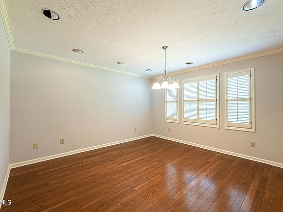 5th image of 414 Denton Ct