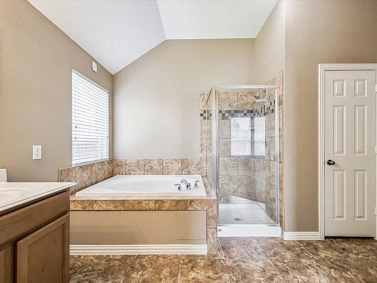 2821 Chinaberry Park Ln — Photo 4
