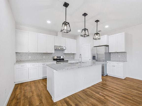 3rd image of 604 Mustang Cir